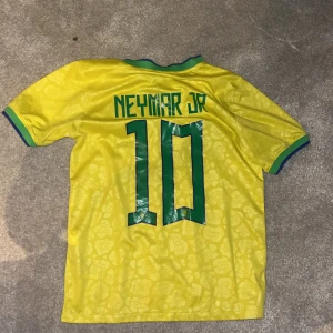 Brasilien Neymar tröja  - Säljer denna skit snygga Neymar tröja. Hör av er vid frågor 