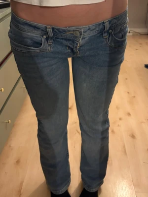 Blå low waist LBT jeans bootcut - Säljer ett par blå low waist jeans med bootcut passform. Klassisk femficksmodell och snygga sömdetaljer på bakfickorna. 