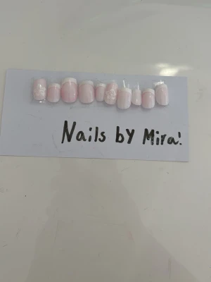 Ljusa rosa press-on naglar med blommor! ❤️ - Säljer ett set press-on naglar i ljusrosa nyans från Nails by Mira. Några naglar har vita blommönster som ger en söt och fräsch look. Naglarna är gjorda av plast. Perfekt för dig som vill ha snygga naglar snabbt! ❤️