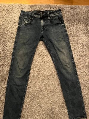 Replay Jeans storlek 30🔥 - Replay jeans mörkblå i storlek 30. Snygg passform och perfekt till både vardag och clean outfits. Pris kan diskuteras vid snabb affär💫🤝
