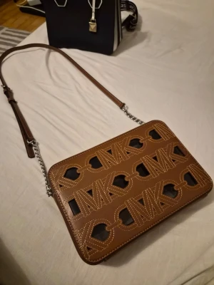 Brun axelväska från Michael Kors - Äkta Michael Kors väska, använd bara en gång. Pris kan diskutera. 