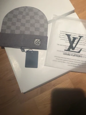 V mössa - Helt ny mössa i mycket bra skick. One size – passar alla. Bekväm och snygg att använda till vardags. Skickas samma dag vid köp.”