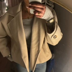 Beige kort kappa - Beige kort kappa, köpt här på plick. Super fin har tyvärr dock inte kommit till användning. 