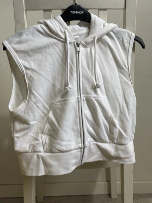 Väst vit - En vit väst med luva. Aldrig använd