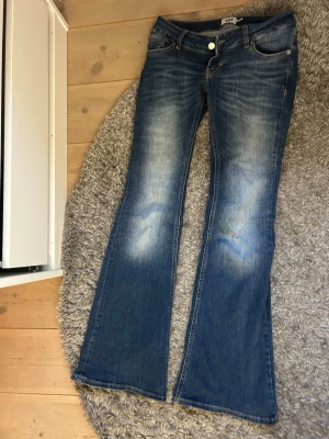 Mörkblåa bootcut jeans - Mörkblåa bootcut lowwaist jeans. Dom är använda några gånger men inga slitningar. Det är storlek s tall. Skriv vid intresse och pris diskussion 