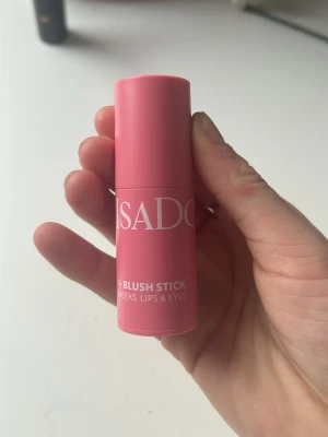 Isadora Blush Stick rosa - Krämrouge i stickformat från Isadora i en snygg rosa nyans. Förpackningen är cylinderformad och smidig att ta med. Kan användas på kinder, läppar och ögon för en fräsch look. Enkel att applicera direkt på huden.