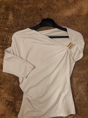 Topp  - Topp från Zara och köpt i Grekland, står storlek L men passar mig som är en S/M passar troligtvis en XS men även en större M, då den formar sig efter kroppen, jag flyttar där av säljer jag de jag inte använder! Pris kan diskuteras!