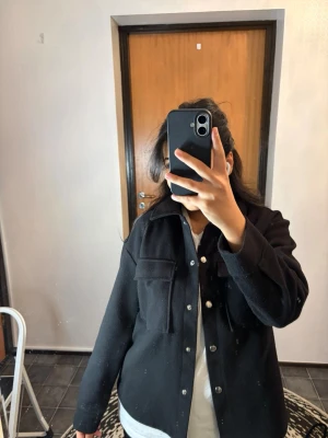 Svart jacka gina tricot - Passar en XS/S också. I fint skick. Perfekt till våren 🩷