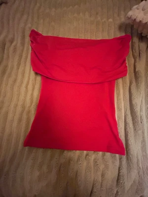  Röd off shoulder tröja ❤️ -  Säljer en färgen passar inte superbra på mig men hoppas du gör det på dig 💗 säljer så jag ska ha råd med min dröm valp🥺💗