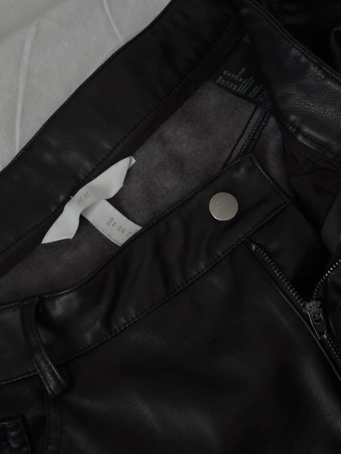 Svarta fuskskinnbyxor från H&M - 1