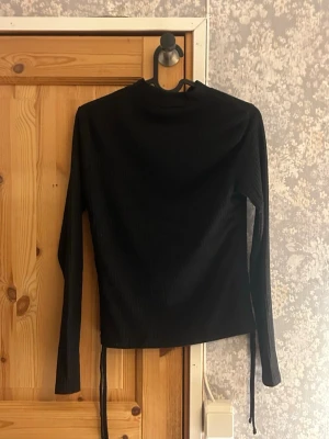svart långarmad topp - Svart långarmad topp med snörning på sidorna från New yorker. Bra skick. Hör av vid frågor!💗