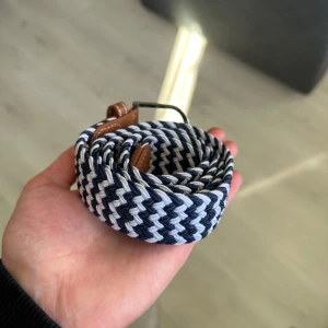 Blå vitt flätat välte  - Ett riktigt snyggt flätat bälte i blå vitt. Bältet är i underbart skick och endast använt typ 2 gånger. Skriv om du har några frågor och kolla gärna in min profil för fler bälten:)