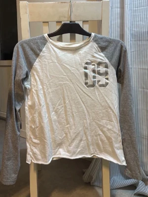 Tröja med litet tryck - Söt tröja med litet tryck framtill, använd fåtal gånger. Storleken är 158/164 men passar som en xs/s