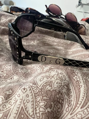 Coola solglasögon  - Snygga svarta solglasögon