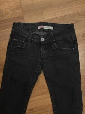 Svarta  jeans från ONLY - Säljer ett par svarta  jeans från ONLY med Perfekta till en avslappnad streetstyle-look. Köpte begagnat men märks inte alls på dom. Pris kan diskuteras🌸❣️