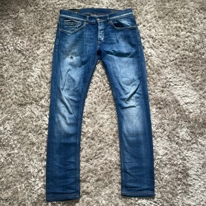 dondup jeans - säljer nu dessa galet snygga dondup jeans! väldigt fint skick nypris 3000 säljer för endast 849! skriv om du har någon fråga.