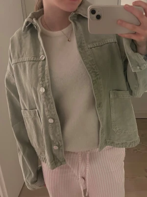 Grön jeansjacka från Zara💚💚💚 - Säljer min fina gröna jeansjacka från Zara💚💚 Köpt för länge sedan och använd, men i bra skick. Storlek S😋
