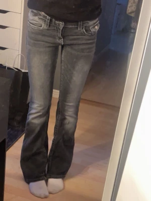 Lågmidjade jeans  - Gråa low waisted jeans från ginatricot storlek 158 (jag är ungefär 168 cm)
