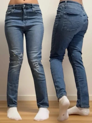 Vintage Levi’s Denim slim regular Jeans - Säljer en väldigt snygg vintage dam Jeans i high rise. Jag är 158 cm. Jag kan skicka den inom 24 timmar. Pris kan diskuteras! 😇 Midja: 35 cm Höjd: 26 cm Längd: 91 cm Innerben: 64 cm