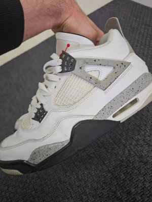 Nike Air Jordan 4 vit/grå storlek 43 - Nike Air Jordan 4 i bra skick Normalt använd, se bilder Storlek 43 Snabb frakt