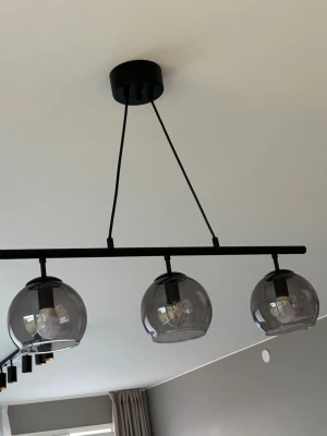 Modern taklampa med rökfärgade glaskupor - Säljer en stilren taklampa med tre runda, rökfärgade glaskupor och svart metallstomme. Lampan har en minimalistisk design och passar perfekt över matbordet eller i vardagsrummet. Enkel att montera i taket och ger ett snyggt ljus.