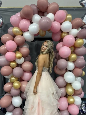 Ljusrosa balklänning med glitterdetaljer - Drömmig långklänning i ljusrosa med glittriga stenar på livet och volangig kjol i flera lager. Klänningen har v-ringning och är ärmlös, perfekt för bal eller student. Materialet är troligtvis polyester eller liknande för ett lätt och svepande fall. Skicka om du har frågor💓 är 177 cm lång. Det är storlek 36 men i vanlig storlek är den som en M 