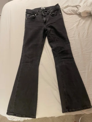 Svart/grå bootcut jeans från 157 - Svart/grå bootcut jeans från lager 157 i modell lowboot med storlek s och short modell. 