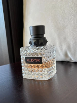 Valentino born in Roma Coral  - Snygg parfym från Valentino i en fyrkantig glasflaska med nitar och svart kork. 