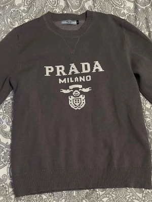 Prada tröja/sweater - Prada tröja i mycket bra skick, använd ett fåtal gånger men vill ha en annan färg och mindre storlek så kan ta emot byten. Passar både tjej och kille. Tar emot bud🤍