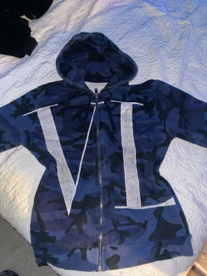 Blå camo hoodie - Snygg blå camo hoodie från känt märke i storlek S men passar även M