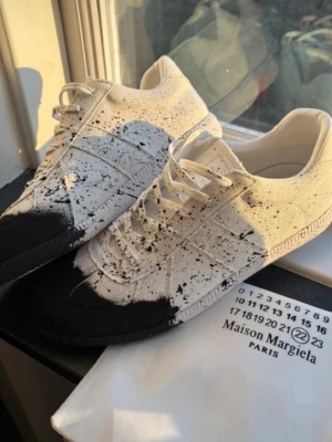 Maison Margiela skor - Säljer svartstänkta MM skor. Använda 5 gånger. Kommer ENDAST med dustbag. Skicka vid behov av fler bilder eller funderingar. Perfekta nu till sommaren🤩