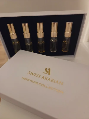 Swiss Arabian Heritage Collection parfymset - Exklusivt parfymset från Swiss Arabian Heritage Collection. Innehåller fem små flaskor musk 01, musk 07, rose 01, oud 01, oud 07. Perfekt om man vill testa innan köp av hel flaska