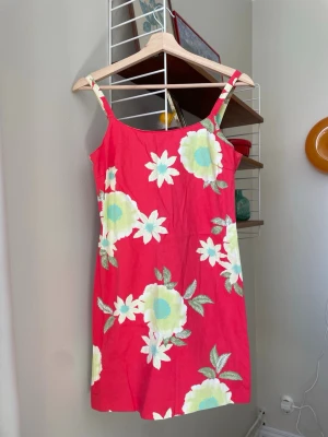 Sommarklänning  - Kort miniklänning i 100 % bomull med blommönster. Väldigt 90-tal! Strl XS.