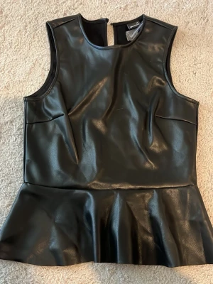  Svart skinn topp från Gina -  Helt ny svart topp perfekt till fest eller liknande🥰