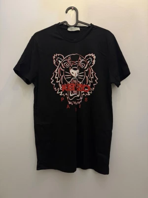 Svart Kenzo t-shirt  - Svart t-shirt från Kenzo. I bra skick som ny endast använd 1 gång. Storlek L