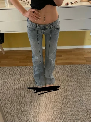 Ljusblå bootcut jeans från Lager 157 - Säljer dessa jättefina Lager 157 ”PARIS” jeans pga stor i midjan. Har haft dem ett tag men dem är i jättebra skick med bara lite slitage längst ner på byxbenen som man absolut inte märker av! Dem är lågmidjade med bootcut. Dem är lite långa på mig som är ca 167cm. Gjort på 99% Bomull och 1% Elastan.