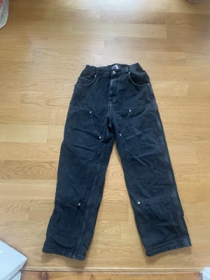 District 46 double knee - Säljer ett par svarta double knee baggy jeans från district 46. Storlek M. Skriv ifall ni har frågor!