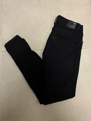 Levi’s jeans - Tjenare! Säljer nu dessa riktigt goa Levi’s jeans i mycket bra skick. Jeansen har inga tecken på användning och är i storlek ”W28/L30”. Vid frågor eller funderingar är det bara att höra av sig!