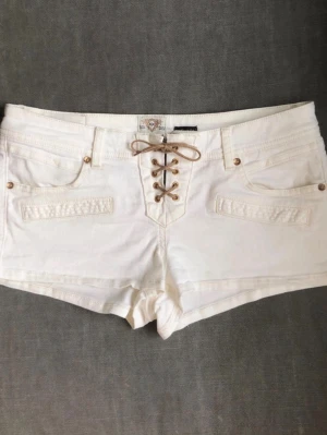 Supersnygga jeansshorts! - Supersnygga short som tyvär inte passar mig 🥲Låga i midjan med snöring, storlek mellan just S-M. Väldigt bra skick ❣️