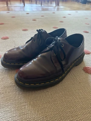 Dr Martens - Mörka vinröda låga (1461) Dr Martens i fint skick! Har använts några gånger men fortfarande mycket bra skick och inte mycket tecken på användning. Säljer då de inte kommer till användning tyvärr. Skriv om du har någon fråga eller ett annat prisförslag🌟☺️