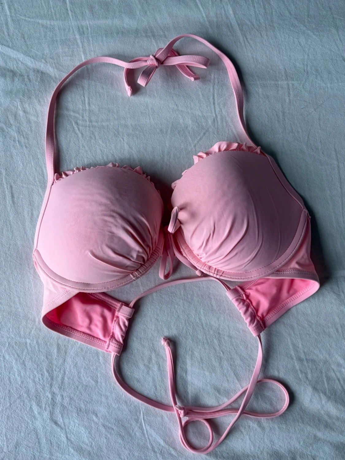 Ljusrosa bikini med volangdetalj
