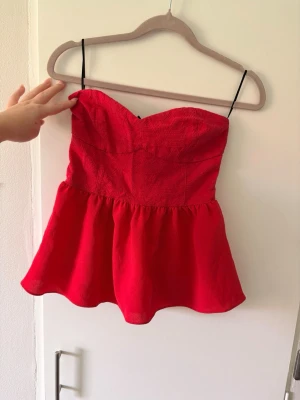 Röd Tubtopp - Jättefin söt topp i röd från H&M. Tyvärr är den för liten för mig i bysten annars hade jag älskat den till sommaren💕💕Stretch i ryggen så skulle säga den passar xxs-m.