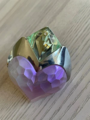 Mugler Aura Sensuelle  - 30 ml EPD Mugler Aura Sensuelle (discontinued). Blind bought second hand and was not my cup of tea unfortunately. The bottle has a few cosmetic defects, see images!