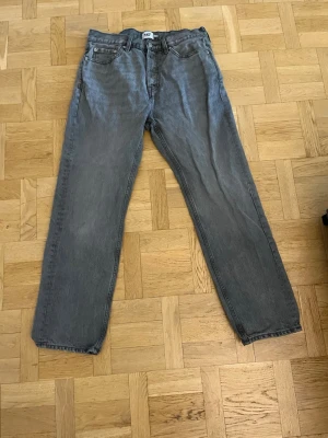 Grå raka jeans från Lager 157 - Snygga grå jeans från Lager 157 med rak passform och klassisk femficksdesign. Jeansen har normal midja och är tillverkade i denim med en lätt tvättad look. Perfekta för en avslappnad stil och passar till det mesta.