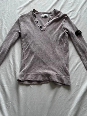 Stone Island  - Hej säljer nu min stone island tröja för att den är för liten för mig den är i helt okej skick. Och du får med en extra knapp på köpet också. Pris kan diskuteras vid snabb affär.