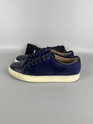 Mörkblåa Lanvin Dbb1 Nappa Cap Toe Skor i Mocka - • The shoes have been gently used and are in good condition  • Size: EU44 / UK10 (fits like a 45)  • Color: Blue / Navy  • Retail price: 5000 SEK / 450€  • Dustbag included