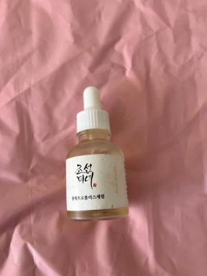 Glow Serum Propolis + Niacinamide - Glow Serum från Beauty of Joseon med propolis och niacinamide. Kommer i en genomskinlig glasflaska med pipett och vit kork. Perfekt för att ge huden lyster och återfuktning. Innehåller så mycket som ni ser 