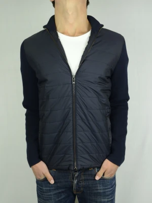 Massimo Dutti hybrid cardigan  - MASSIMO DUTTI HYBRID CARDIGAN Storlek : M Passform : Normal Användning : Jackan är i ett fint skick utan defekter Nypris : Cirka 1500SEK Modellen på bilden : 182CM och väger 74KG