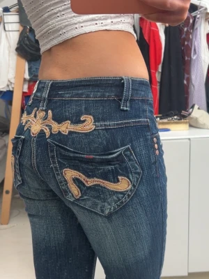 Unika Choexe jeans - Unika lågmidjade jeans från märket Choexe i fint skick. Låg midja och vida ben med cool baksida.     Säljes då de inte kommer till användning! 😊          Stl:36/S           