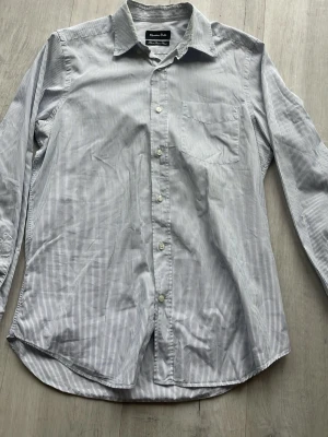Ljusblå randig skjorta från Massimo dutti -  STRYKS INNAN JAG SKICKAR||Säljer denna ljusblå vit randig skjorta i storlek M från Massimo dutti, perfekt om du vill ha något skönt men även stilrent en varm sommardag, hör av er vid minsta fundering😃